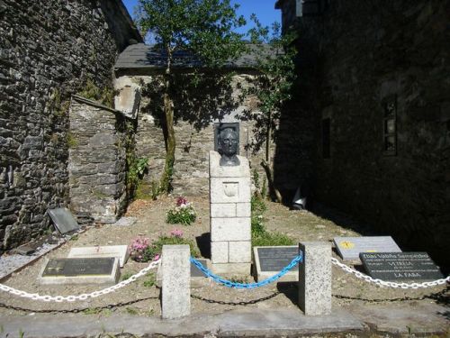 O Cebreiro.  Monumento a Elías Vallina, el impulsor del renacimiento del Camino.
